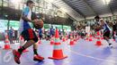 Peserta mendrible bola basket saat mengikuti selection camp Junior NBA di Cilandak Sport Center, Jakarta (20/08). Kegiatan yang berlangsung pada 20-21 Agustus. (Liputan6.com/Fery Pradolo). 