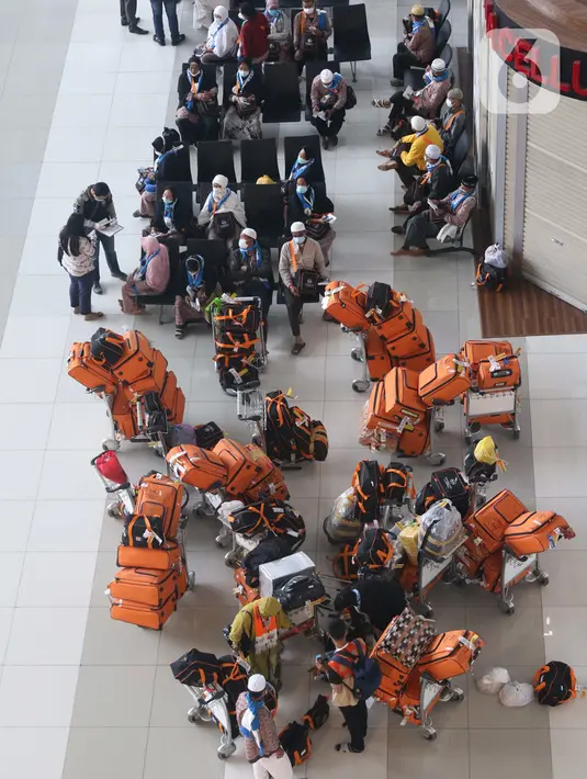 Calon penumpang berada di Terminal 3 Bandara Internasional Soekarno Hatta, Banten, Selasa (1/3/2022). Mulai hari ini pemerintah memberlakukan aturan karantina selama tiga hari bagi Pelaku Perjalanan Luar Negeri (PPLN) yang sudah memperoleh vaksinasi lengkap dan booster. (Liputan6.com/Angga Yuniar)