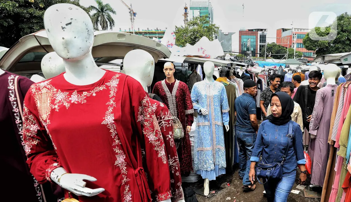 Calon pembeli melihat-lihat busana muslim yang dijual di area Pasar Tasik, Tanah Abang, Jakarta, Kamis (27/2/2025). (Liputan6.com/Angga Yuniar)