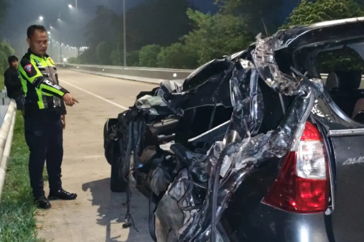 Mobil Toyota Avanza yang membawa 11 orang penumpang menghantam bagian belakang truk Colt Diesel hingga terbalik di Tol Lampung