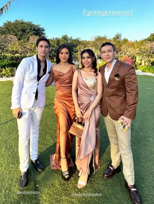 Hadir juga YouTuber Frisly Herlind  yang tampil mengenakan asymmetric dress berbahan satin kombinasi warna gold dan rose gold. [Instagram/brisiajode96]