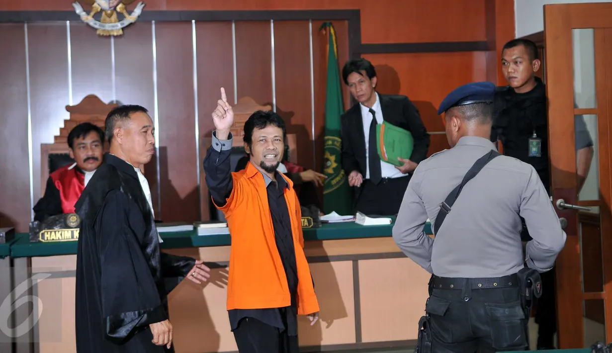Terdakwa terorisme Tuah Febriwansyah saat akan menjalani sidang di Pengadilan Negeri Jakarta Barat, Selasa (9/2). Febri terbukti secara sah dan meyakinkan melakukan tindak pidana terorisme. (Liputan6.com/Gempur M Surya)