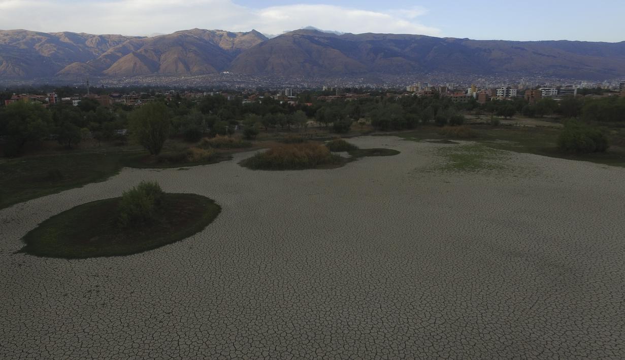 Pemandangan dasar laguna Alalay yang kering dan retak, di Cochabamba, Bolivia, Jumat (18/11/2022). Dua laguna, Coña Coña dan Alalay, berada pada level kritis karena kurangnya hujan, penumpukan bahan organik dan penguapan di tengah peningkatan suhu. (AP Photo/Juan Karita)