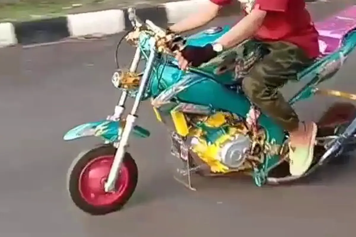 Terlihat motor yang telah mendapatkan modifikasi menggunakan ban angkong atau ban kecil yang digunakan untuk gerobak pasir.