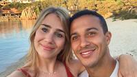 Istri gelandang Liverpool Thiago Alcantara, Julia Vigas. (foto: Instagram @juliavigas)
