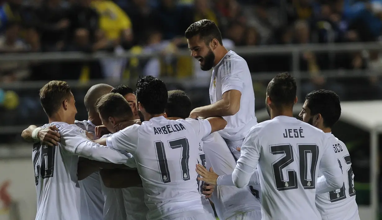 Para pemain Real Madrid merayakan gol saat melawan Cadiz CF pada Copa del Rey (King's Cup) di Stadion Ramon de Carranza, Cadiz, Kamis (3/12/2015) dini hari WIB. (AFP Photo/Cristina Quicler) 