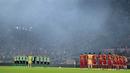 Pemain AS Roma dan Real Betis mengheningkan cipta untuk mengenang para korban tragedi Kanjuruhan jelang pertandingan sepak bola Liga Europa di Roma, Italia, 6 Oktober 2022. (Alfredo Falcone/LaPresse via AP)