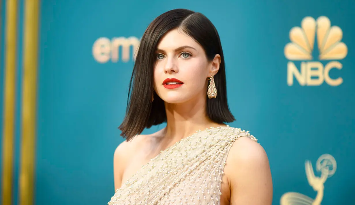 Alexandra Daddario tiba pada Primetime Emmy Awards 2022 di Microsoft Theater, Los Angeles, Amerika Serikat, 12 September 2022. Aktris berusia 36 tahun itu memamerkan bentuk tubuhnya dalam balutan gaun berwarna krem terang yang sangat tipis. (Photo by Richard Shotwell/Invision/AP)