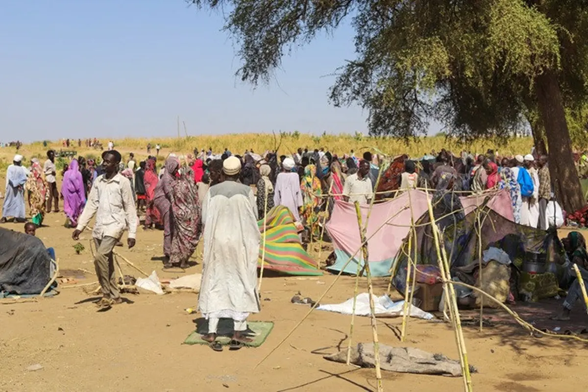 Para pengungsi Sudan berkumpul di kamp di Tawila, Rabu (29/10/2025), setelah melarikan diri dari Kota el-Fasher di wilayah Darfur barat, tempat paramiliter Rapid Support Forces (RSF) dilaporkan membunuh ratusan orang.