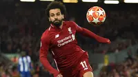 Penyerang Liverpool, Mohamed Salah berusaha mengejar bola selama leg pertama perempat final Liga Champions melawan Porto di Stadion Anfield, Rabu (10/4/2019). Liverpool mengantongi modal untuk melangkah ke semifinal Liga Champions setelah meraih kemenangan 2-0. (Paul ELLIS / AFP)