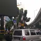 Papan iklan yang menayangkan video mesum di Jakarta Selatan diberi garis polisi. (Liputan6.com/FX Richo Pramono)