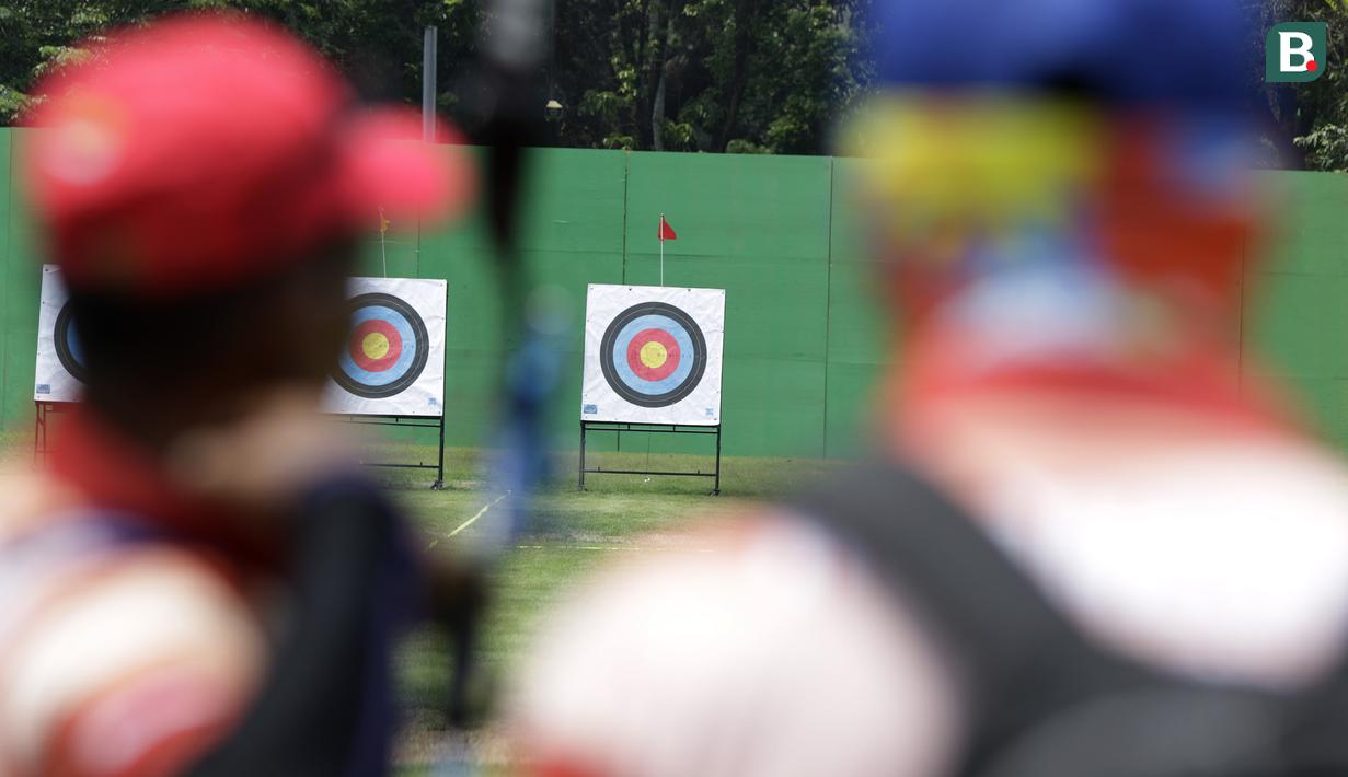 Atlet panahan Asian Para Games melakukan latihan di Lapangan Panahan, Senayan, Jakarta, kamis (04/10/2018). Latihan tersebut juga dalam rangka uji coba lapangan jelang pertandingan. (Bola.com/M Iqbal Ichsan)