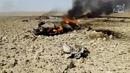 Tampak bangkai pesawat yang jatuh dan terbakar di sebelah tenggara Damaskus, Jumat, (22/4). Kelompok Islamic State atau ISIS mengklaim menembak jatuh pesawat jet tempur Suriah tersebut. (Reuters)