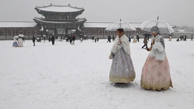 salju menyelimuti istana kuno di Korea Selatan