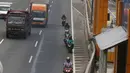 Sejumlah sepeda motor melintasi Tol Karang Tengah, Tangerang, Banten, Kamis (2/1/2020). Pengendara sepeda motor masih diperbolehkan melintasi tol untuk menghindari ruas jalan yang terendam banjir di beberapa wilayah Jabodetabek. (Liputan6.com/Angga Yuniar)