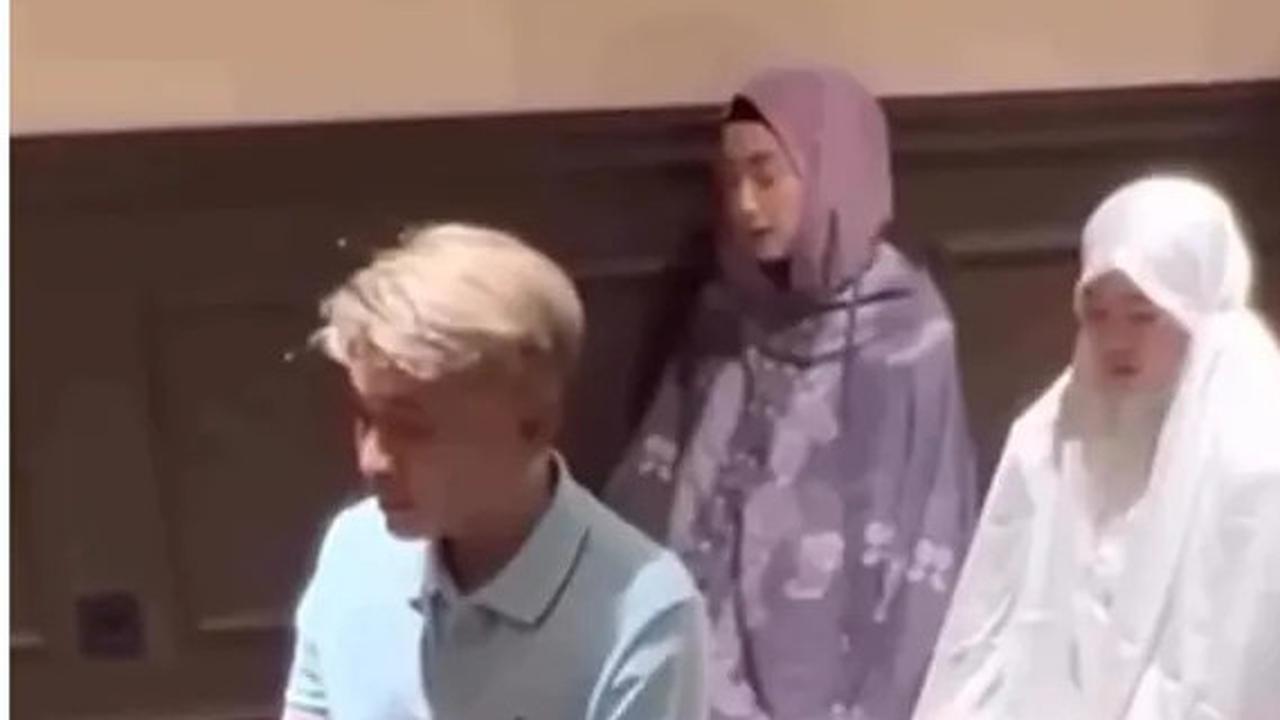 6 Potret Ruben Onsu Imami Salat Desy Ratnasari dan Anaknya Usai Bukber Puasa Syawal Viral di Media Sosial