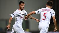 Gelandang AC Milan, Suso (kiri) berselebrasi dengan Giacomo Bonaventura usai mencetak gol ke gawang Sassuolo pada lanjutan Liga Serie A Italia di Stadion Mapei, Reggio Emilia (30/9). AC Milan menang telak 4-1 atas Sassuolo. (AFP Photo/Miguel Medina)