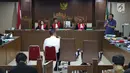 Terdakwa dugaan menghalangi proses penyidikan KPK, Lucas (kanan) memberi pertanyaan kepada salah satu saksi ahli pada sidang lanjutan di Pengadilan Tipikor, Jakarta, Kamis (21/2). Sidang mendengar dua saksi ahli. (Liputan6.com/Helmi Fithriansyah)