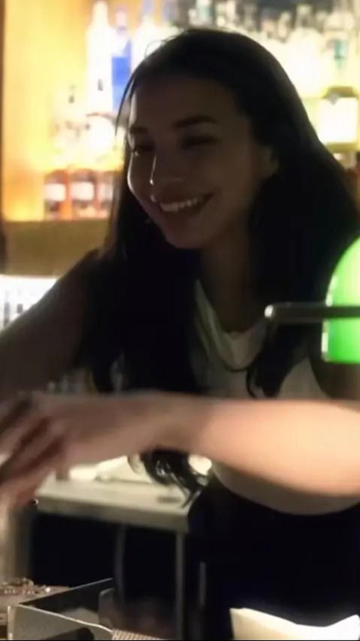 Manohara tidak hanya menunjukkan keterampilan dalam mencampur minuman, tetapi juga membawa suasana yang hangat dan menyenangkan bagi para pelanggan.