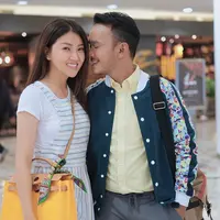 "Sarwendah ke sana kan karena keperluan masa depan. Jadi, karena saya lagi mau buka usaha di Hong Kong, saya harus belanja barang dari Taiwan," kata Ruben Onsu. (Instagram/sarwendah29)