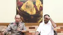Kadiv Humas Polri Irjen Pol Boy Rafli Amar memberi keterangan bersama Koordinator Kontras Haris Azhar, Jakarta, Rabu (10/8). Boy mengatakan penyelidikan dugaan pencemaran nama baik terhadap Haris Azhar dihentikan sementara (Liputan6.com/Immanuel Antonius)