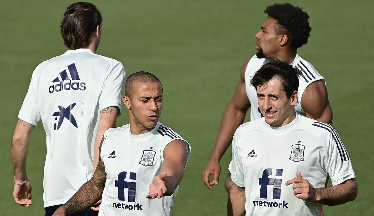 Gelandang Spanyol, Thiago ((kiri) dan penyerang Mikel Oiarzabal melakukan pemanasan selama sesi latihan di Ciudad del Futbol di Las Rozas dekat Madrid (3/7/2021). Spanyol akan menghadapi Italia pada babak semifinal Euro 2020  di Stadion Wembley, Inggris. (AFP/Javier Soriano)