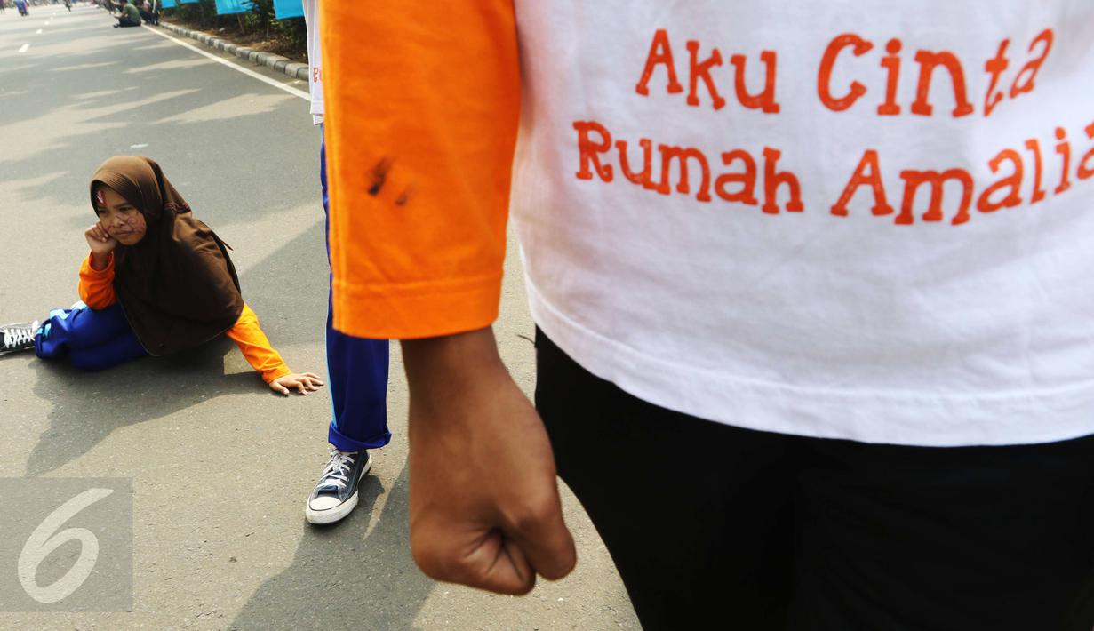 Penampilan teater anak-anak dari Rumah Amalia yang digelar di Car Free Day, Jakarta, Minggu (5/3). Aksi pementasan teater dengan tema "Kangen Ayah" ini diselenggarakan sebagai bentuk penggambaran anak yang kehilangan ayah. (Liputan6.com/Helmi Afandi)