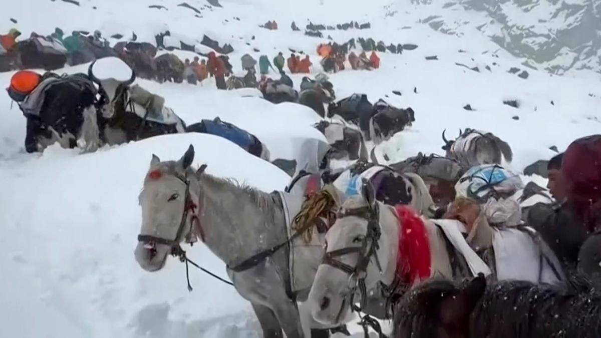 Anomali Badai Salju di Gunung Everest, 2 Pendaki Tewas dan 580 Orang Lainnya Berhasil Dievakuasi ke Tibet