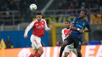 Pemain Arsenal, William Saliba (kiri), berebut bola dengan pemain Inter Milan, Marcus Thuram, dalam pertandingan fase liga Liga Champions di Giuseppe Meazza, Italia, Rabu (21/1/2026). (AP Photo/Luca Bruno)