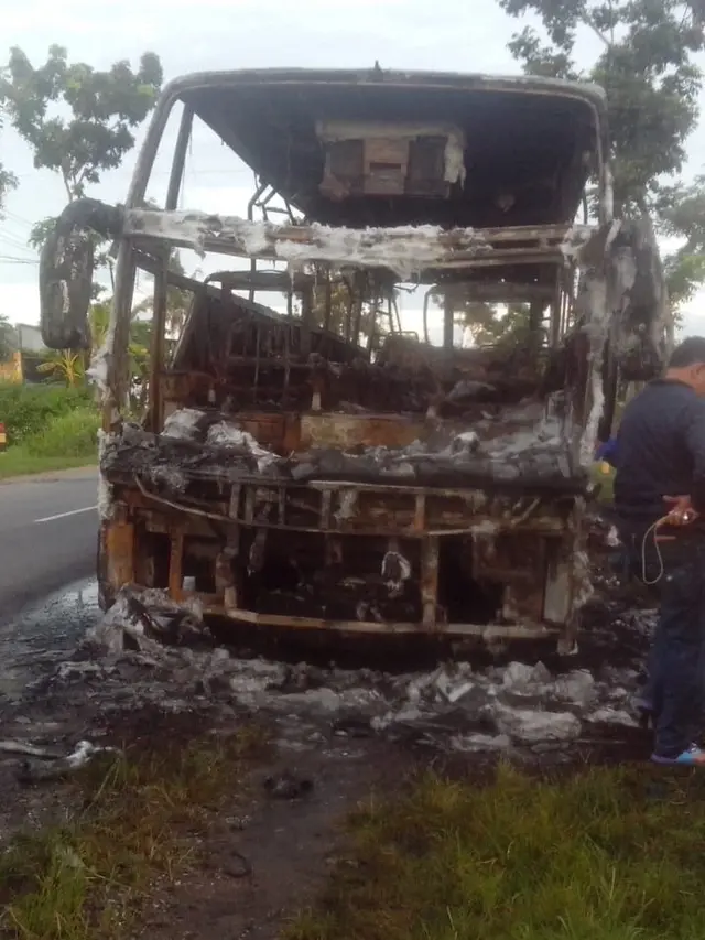 Bus Budiman habis hangus terbakar di Kebumen, Jawa Tengah. (Foto: Liputan6.com/Istimewa/Muhamad Ridlo)