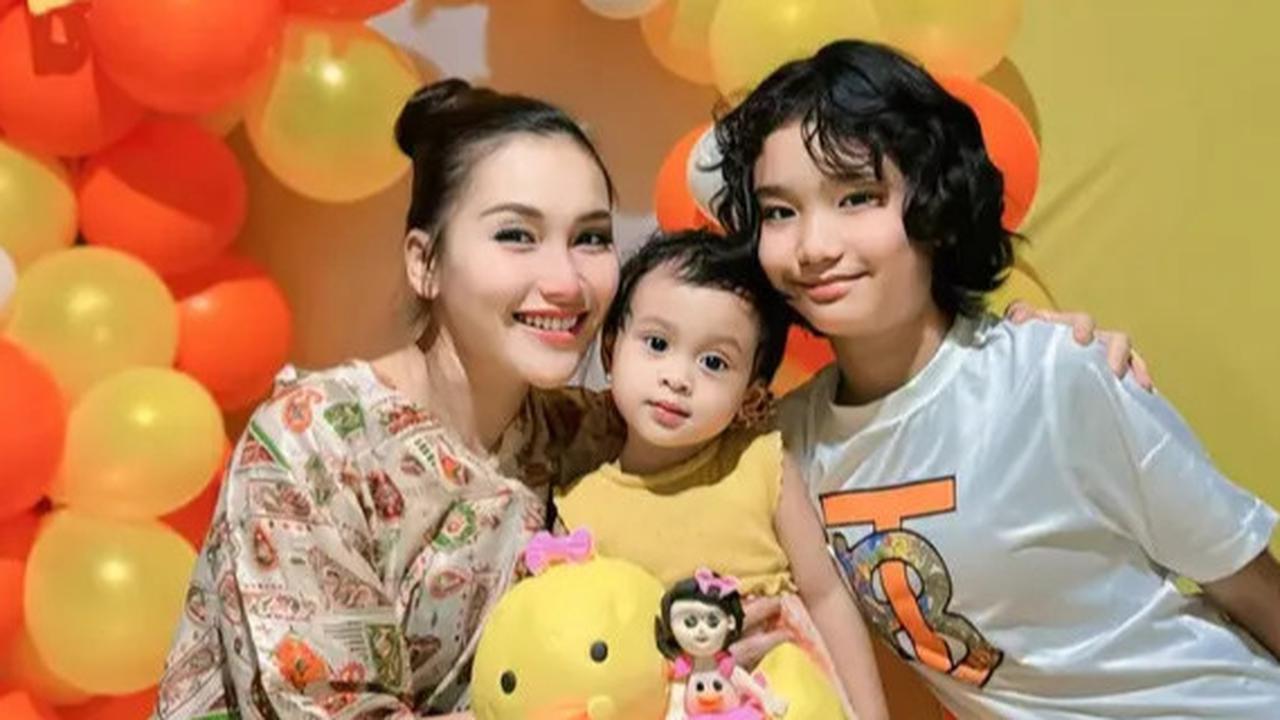 6 Potret Lucu Ulang Tahun Ke-2 Sumehra Keponakan Ayu Ting Ting, Tiba-Tiba Kangen Sang Adik yang Meninggal Dunia