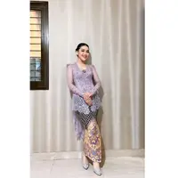 Bergaya feminin dengan twist layaknya kebaya pinguin yang dikenakan Ayu Ting Ting. Kebayanya kian manis dengan detail kerah sweetheart, serta bagian bahu yang dibuat sedikit balon.  [@ayutingting92].