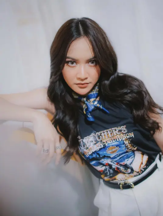 Di saat bergaya kasual, ia tampil dengan twist menarik seperti penambahan aksesori untuk jadikan tampilannya semakin seru. [Foto: Instagram/ @mahaliniraharja]