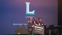 CEO dan founder Lawble, Charya Rabindra Luksman (tengah) bersama manajemen Lawble saat peluncuran di Jakarta, Kamis (28/9/2017). Liputan6.com/Jeko Iqbal Reza