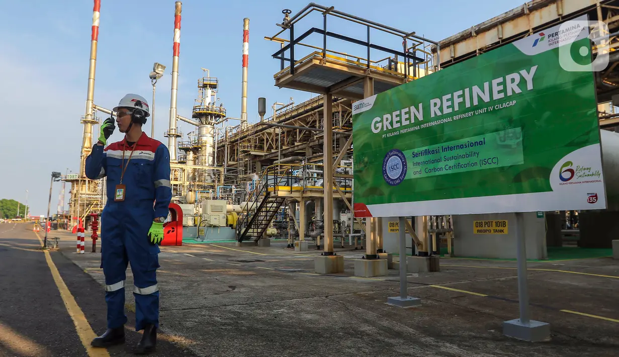 Petugas melakukan pemeriksaaan area kilang yang memproduksi Green Diesel (D100) dan Green Avtur di PT Kilang Pertamina Internasional RU IV Cilacap, Jawa Tengah, Kamis (2/11/2023). (Liputan6.com/Angga Yuniar)