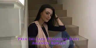 Ada satu pria yang mampu menaklukan hati si cantik Amanda Rawles. Siapa sih pria tersebut? Bagaimana perkenalannya? Eksklusif hanya di Bintang.com