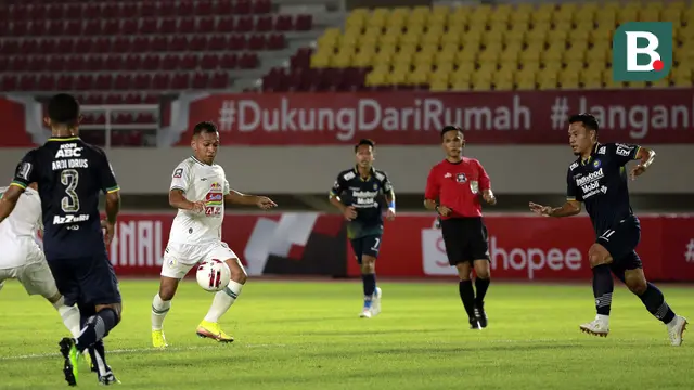 FOTO: PS Sleman Kontra Persib Bandung Masih Imbang 0-0 di babak Pertama - Irfan Jaya