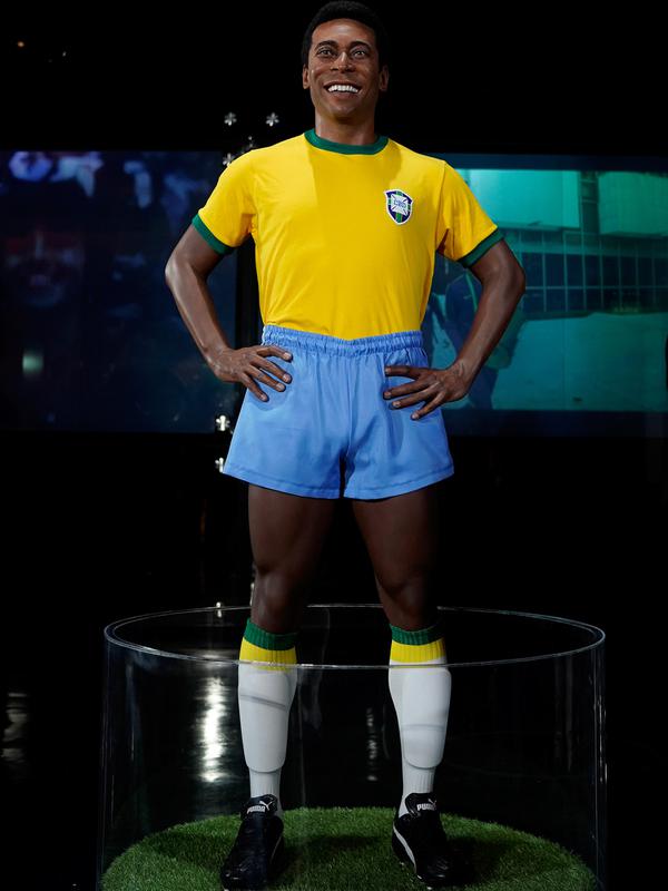 Patung legenda sepak bola Brasil, Pele, berdiri di Museum Tim Sepak Bola Brasil di Rio de Janeiro, Kamis (20/2/2020). Konfederasi Sepak Bola Brasil meluncurkan patung Pele sebagai bagian dari peringatan 50 tahun sejak kemenangan Piala Dunia 1970. (AP/Leo Correa)