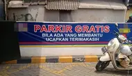 Tulisan Soal Tarif Parkir di Minimarket. (Sumber: Instagram/meme.wkwk)