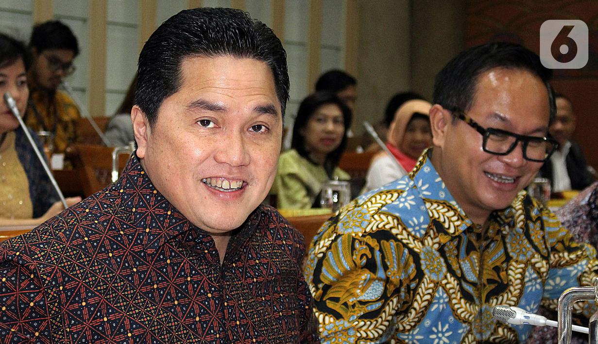 Menteri BUMN, Erick Thohir (kiri) bersama Wakil Menteri BUMN Kartika Wirjoatmodjo (kanan) mengikuti rapat dengan Komisi VI DPR, di kompleks Parlemen, Senin (2/12/2019). Rapat membahas Penyertaan Modal Negara (PMN) pada Badan Usaha Milik Negera tahun anggaran 2019 dan 2020. (Liputan6.com/Johan Tallo)