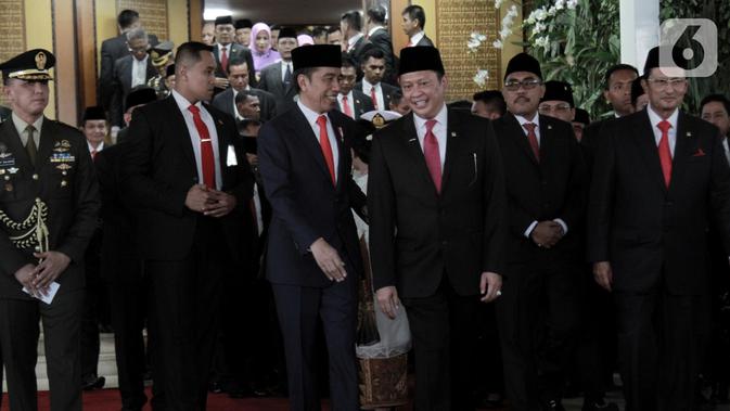 Joko Widodo atau Jokowi (kiri) didampingi Ketua MPR Bambang Soesatyo saat hendak meninggalkan Gedung Nusantara usai dilantik sebagai Presiden RI periode 2019-2024, Jakarta, Minggu (20/10/2019). Jokowi resmi dilantik sebagai Presiden RI periode 2019-2024. (merdeka.com/Iqbal Nugroho)