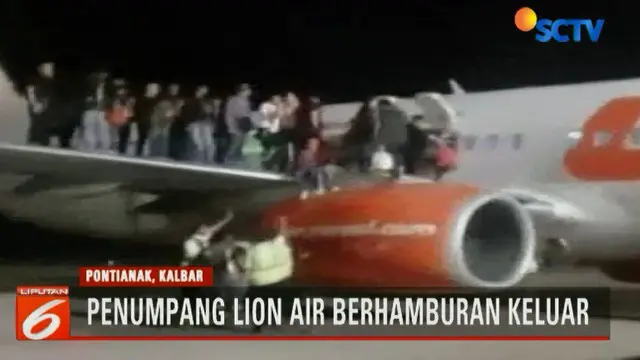 Mendapat isu adanya bom di dalam pesawat, puluhan penumpang Lion Air di Bandara Supadio, Pontianak, Kalimantan Barat, berhamburan keluar melalui pintu darurat.