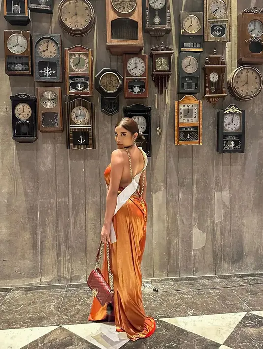 Penampilan megah lainnya dari Millen Cyrus di ajang ini adalah ketika ia mengenakan gaun cokelat ini. Backless dress ini juga memiliki detail high slit untuk memberi ilusi kaki yang lebih jenjang. Foto: Instagram.