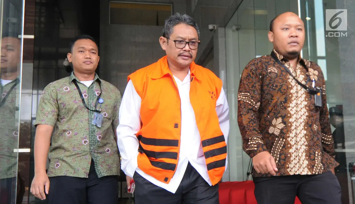 Anggota DPRD Kota Malang HM Zainuddin tertunduk usai menjalani pemeriksaan di KPK, Jakarta, Jumat (13/4). Zainuddin diperiksa terkait dugaan suap pembahasan APBD-P Pemerintah Kota Malang Tahun 2015. (Merdeka.com/Dwi Narwoko)