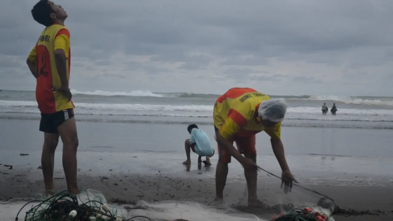 Dua nelayan tengah menjaring ikan dari pinggir pantai Widarapayung, Cilacap, Jawa Tengah. (Foto: Liputan6.com/Muhamad Ridlo)