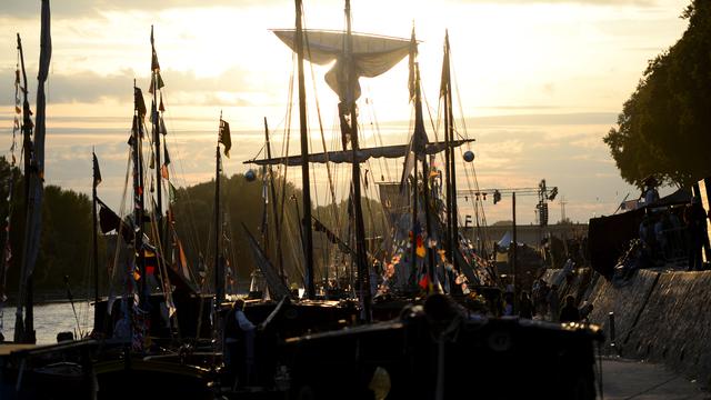 Puluhan Perahu Bergaya Abad Pertengahan Berkumpul di Sungai Loire