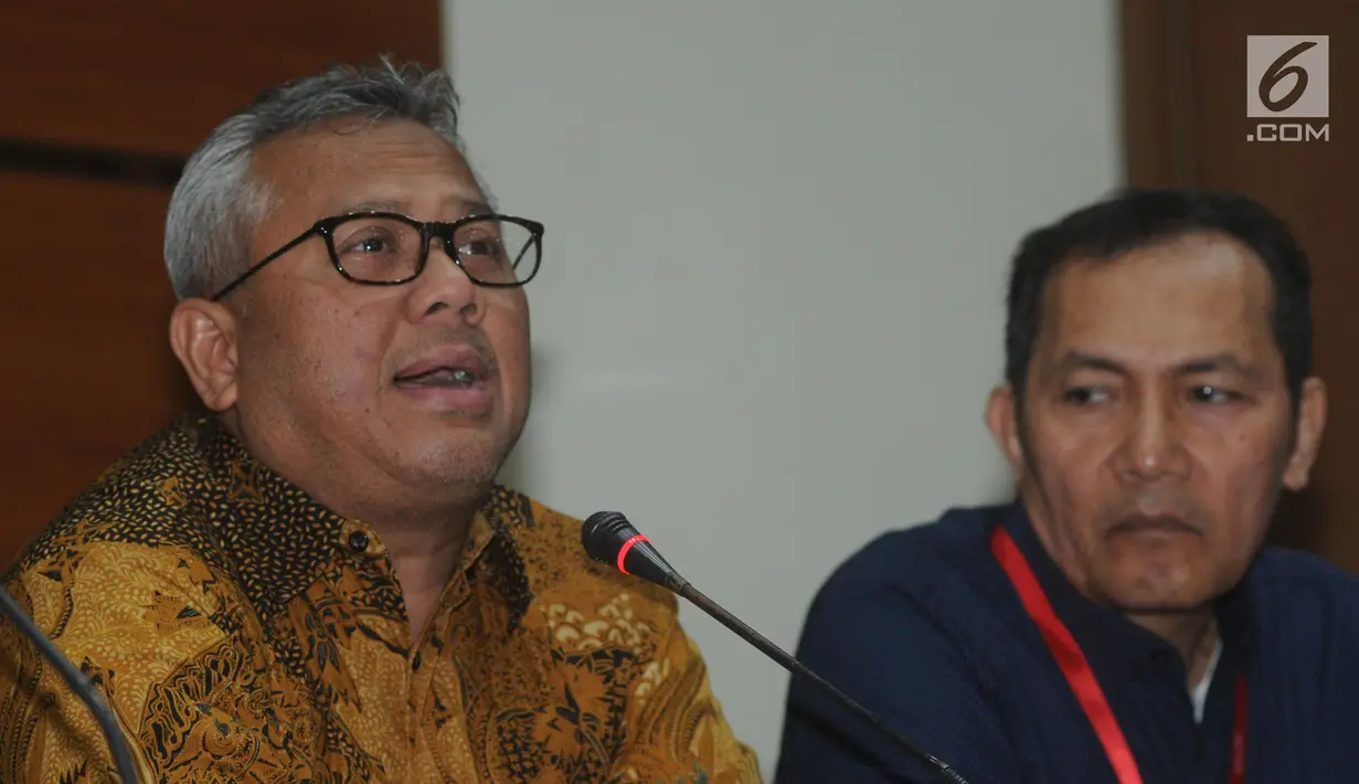 Ketua KPU Arief Budiman (kiri) dan Wakil Ketua KPK Saut Situmorang (kanan) memberi keterangan terkait kerja sama LHKPN di Gedung KPK, Jakarta, Senin (8/4). KPU menegaskan para caleg harus menyerahkan laporan kekayaan mereka bila terpilih. (merdeka.com/Dwi Narwoko)