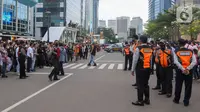 Petugas memberhentikan kegiatan Citayem Fashion Week di Stasiun BNI City, Sudirman, Jakarta Pusat, Senin (25/7/2022). Polres Jakarta Pusat bersama Dishub dan Satpol PP memberhentikan kegiatan cat walk zebra cross Citayam Fashion Week. (Liputan6.com/Herman Zakharia)