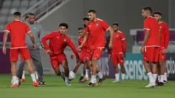 Para pemain Maroko mengikuti sesi latihan di Stadion Al Duhail SC di Doha, Jumat (9/12/2022). Timnas Maroko dan Timnas Portugal akan saling jegal di babak perempat final Piala Dunia 2022, Sabtu, 10 Desember 2022, jam 22:00 WIB. (KARIM JAAFAR / AFP)