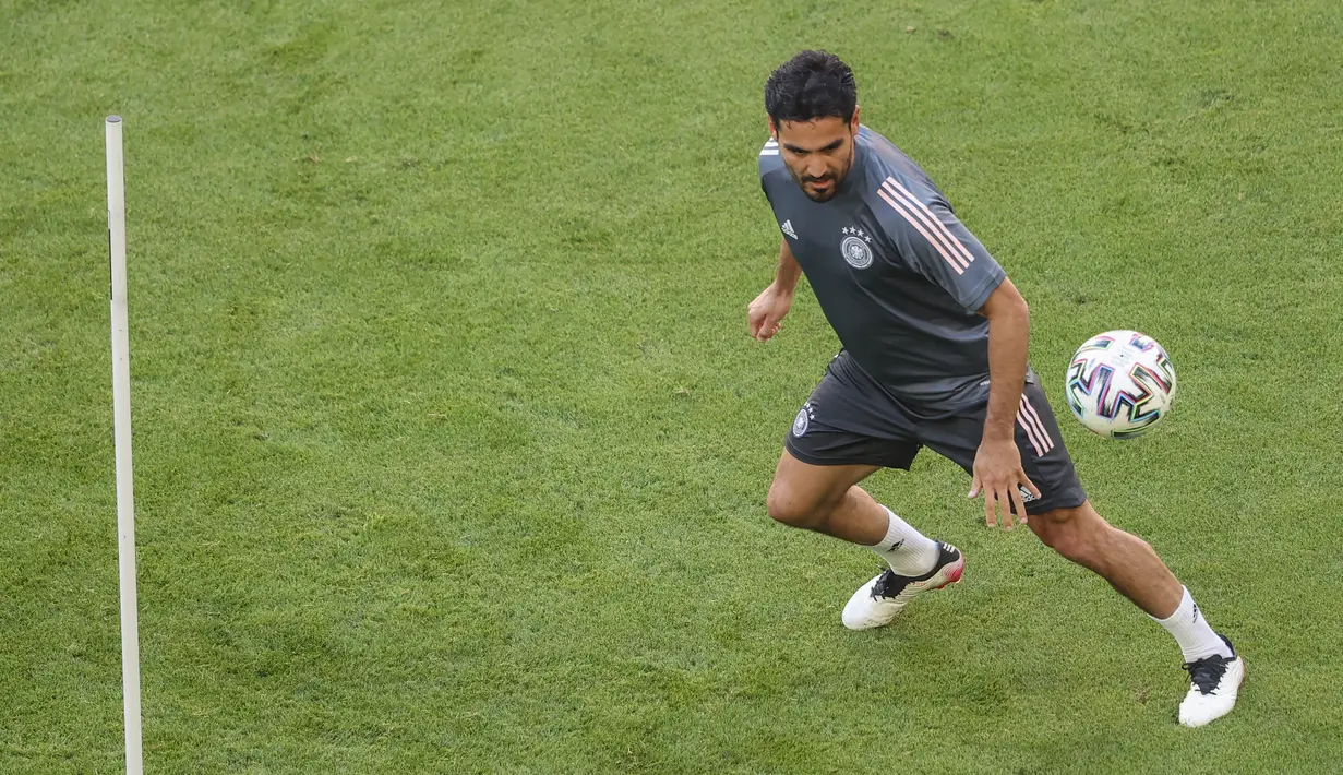 Gelandang Jerman Ilkay Gundogan saat mengikuti sesi latihan di Allianz Arena di Munich (14/6/2021). Grup ini diisi tim juara seperti Prancis dan Portugal, tanpa mengecilkan Hungaria yang jadi underdog di grup ini. (ALEXANDER HASSENSTEIN / POOL / AFP)